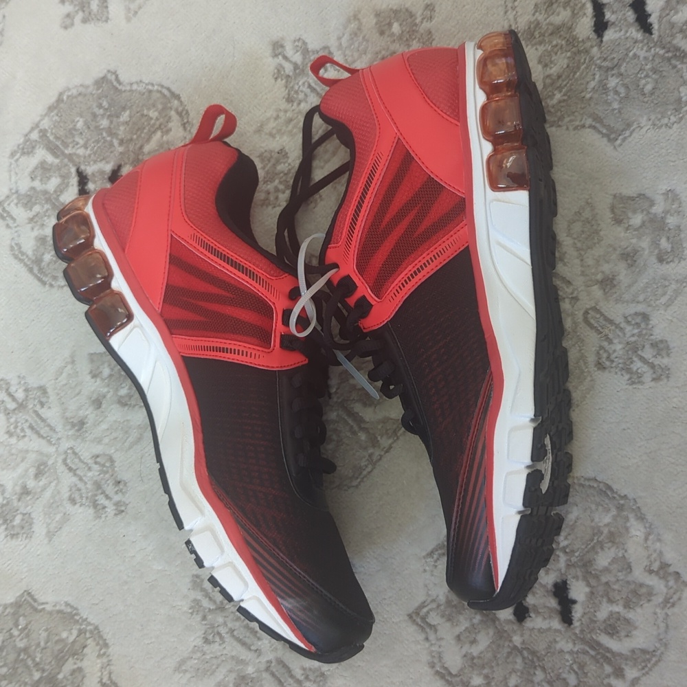 Size 10 : Mens Reebok Runners - Picture 4 of 13